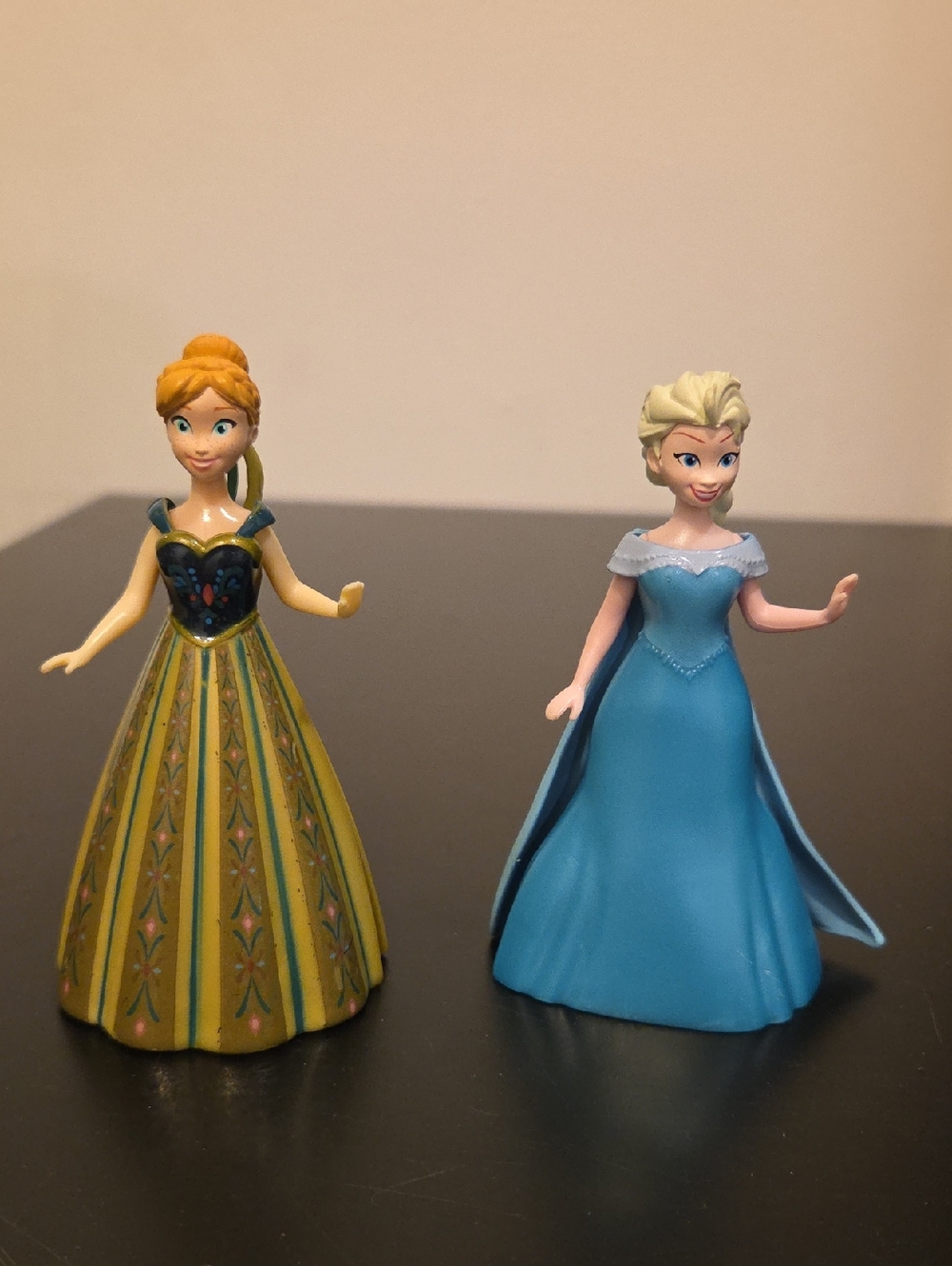 MagiClip Disney Princess Elsa & Anna Dolls